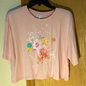 Graphic cropped tee(not too cropped,can only see stomach if you raise your arms)